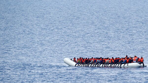 Migrantes en un barco en el Mediterráneo (archivo) - Sputnik Mundo