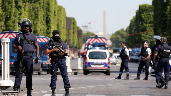 Policía francesa acordonando la zona del incidente en París - Sputnik Mundo