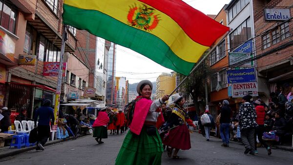 Una mujer indígena con la bandera de Bolivia (archivo) - Sputnik Mundo