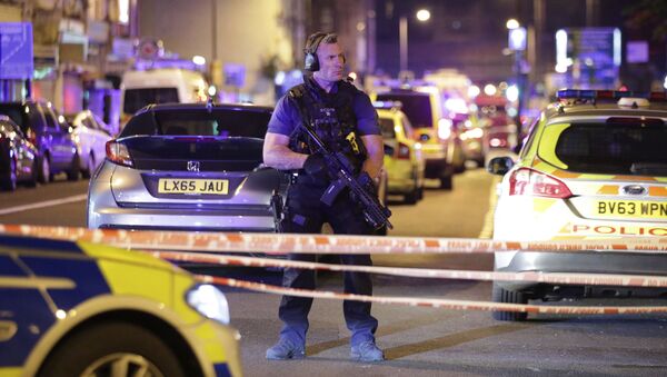 Policía acordonando la zona del atropello en Finsbury Park, Londres - Sputnik Mundo