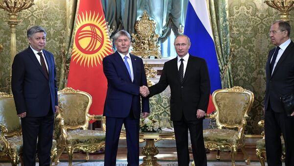 El presidente de Kirguistán, Almazbek Atambáev, y el presidente de Rusia, Vladímir Putin - Sputnik Mundo