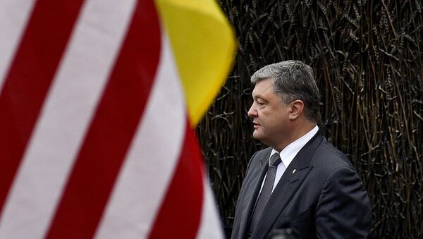 Presidente de Ucrania, Petró Poroshenko, al lado de la bandera de EEUU - Sputnik Mundo