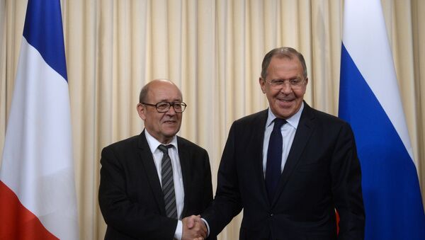El ministro de Asuntos Exteriores de Francia, Jean-Yves Le Drian, y el ministro de Asuntos Exteriores de Rusia, Serguéi Lavrov - Sputnik Mundo