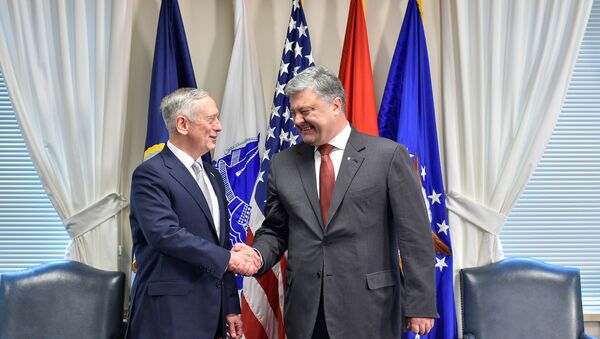 Secretario de Defensa de EEUU, James Mattis, y presidente de Ucrania, Petró Poroshenko - Sputnik Mundo