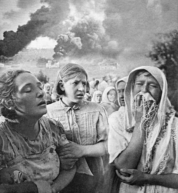 Residentes de la zona de Grushki en Kiev durante un ataque aéreo alemán, el 23 de junio de 1941. - Sputnik Mundo