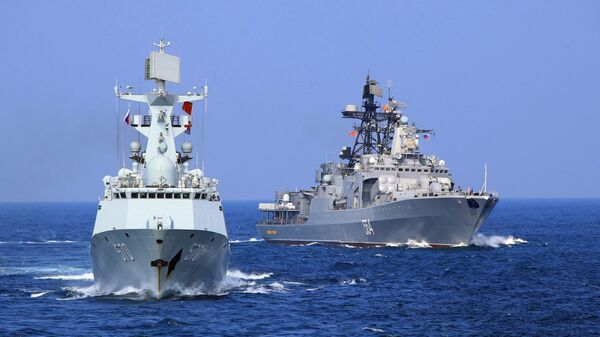 In this Friday, Sept. 16, 2016 photo released by Xinhua News Agency, Chinese Navy frigate Huangshan, left, and Russian Navy antisubmarine ship Admiral Tributs take part in a joint naval drill at sea off south China's Guangdong Province. - Sputnik Mundo