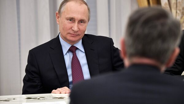 El presidente del Rusia, Vladímir Putin en la reunión con el director ejecutivo de Royal Dutch Shell, Ben van Beurden - Sputnik Mundo
