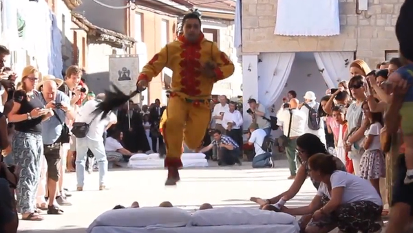 Festival de El Colacho: hombres disfrazados de diablos saltan por encima de 100 bebés - Sputnik Mundo