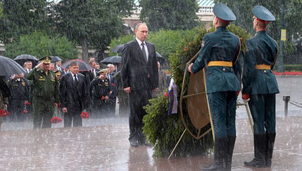 Vladímir Putin realiza una ofrenda floral en Moscú - Sputnik Mundo