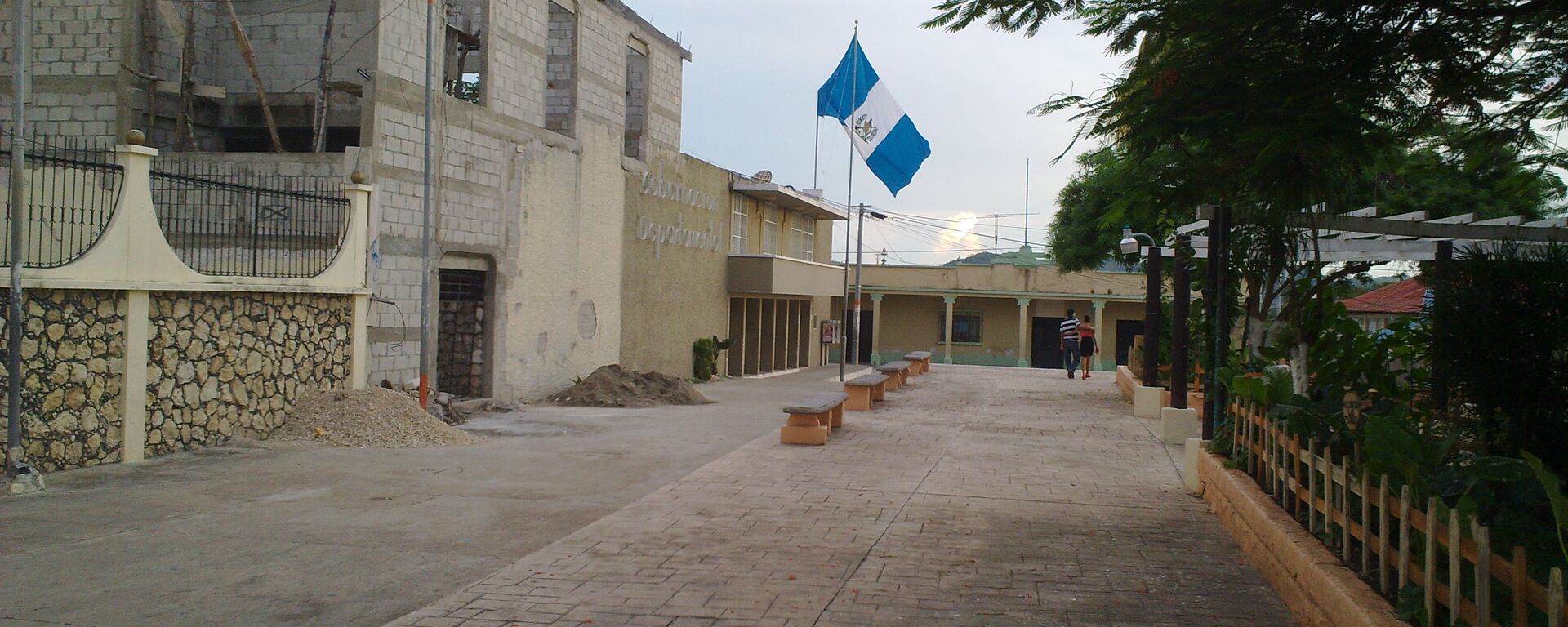 Una calle con la bandera de Guatemala - Sputnik Mundo, 1920, 30.07.2021