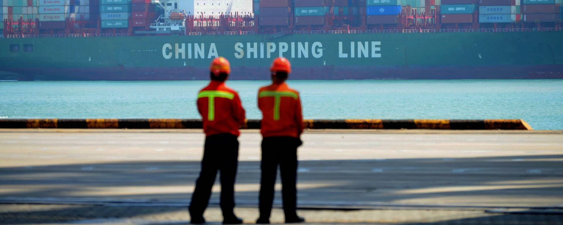 Trabajadores chinos en un muelle de carga del puerto de Qingdao, provincia de Shandong, China, el 13 de abril de 2017 - Sputnik Mundo, 1920, 16.01.2024