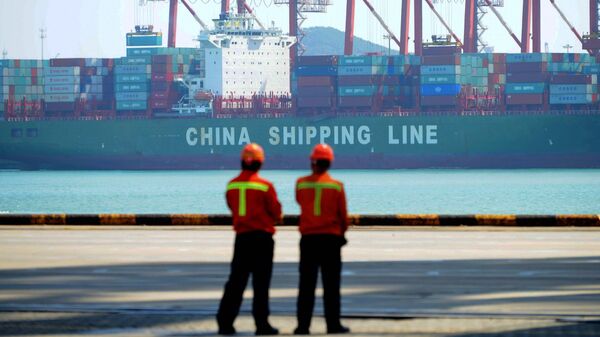 Trabajadores chinos en un muelle de carga del puerto de Qingdao, provincia de Shandong, China, el 13 de abril de 2017 - Sputnik Mundo