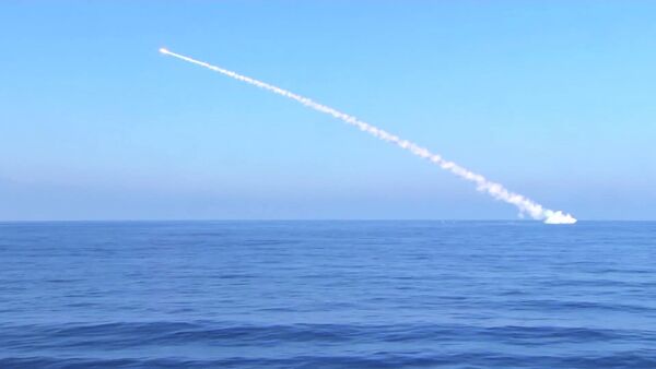 Submarino Krasnodar efectua el lanzamiento de misiles Kalibr (archivo) - Sputnik Mundo
