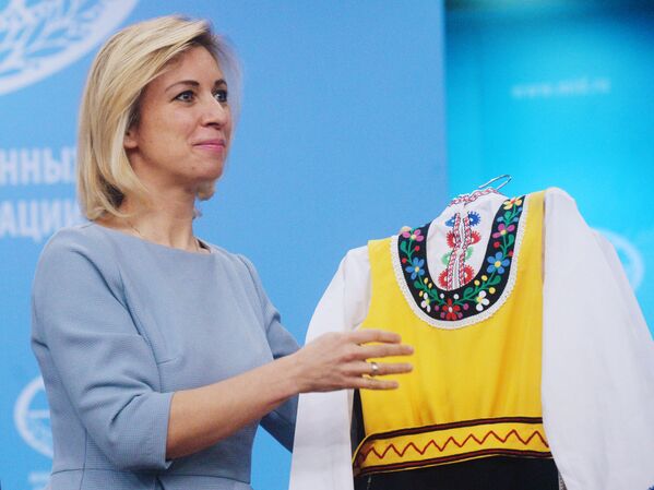 Estilo ruso: los mejores vestidos de María Zajárova - Sputnik Mundo