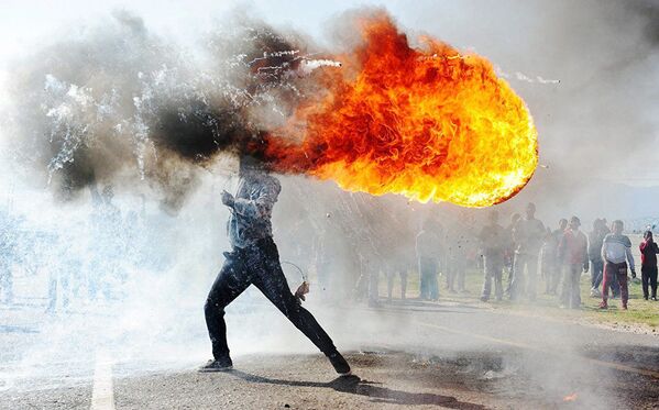 Работа южноафриканского фотографа Фандулвази Джайкло Протесты в городе Грабу  - Sputnik Mundo