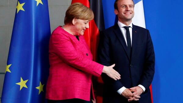Emmanuel Macron, presidente de Francia, y Angela Merkel, canciller alemana (archivo) - Sputnik Mundo
