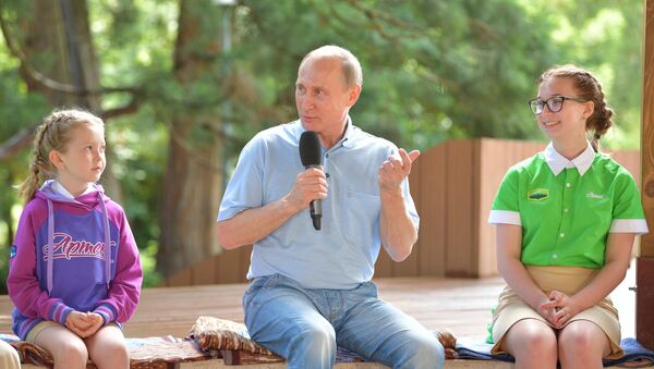 Vladímir Putin, presidente de Rusia, en el campamento de verano Artek - Sputnik Mundo