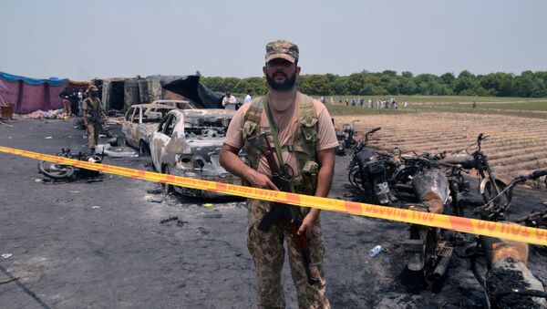 Lugar de explosión de un camión cisterna en Pakistán - Sputnik Mundo