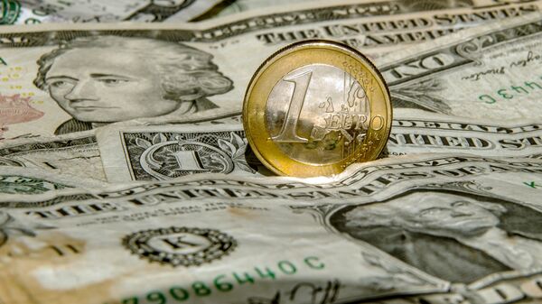 La moneda de un euro en el billete de un dólar estadounidense - Sputnik Mundo