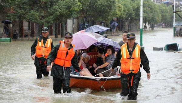 Rescatadores chinos tras las fuertes lluvias - Sputnik Mundo