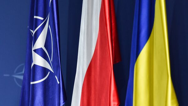 Las banderas de la OTAN, Polonia y Ucrania - Sputnik Mundo
