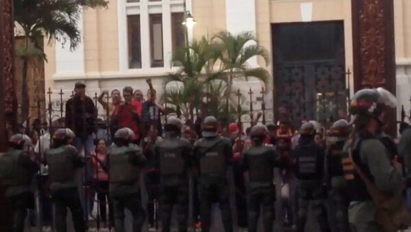 Manifestantes rodean la sede del Parlamento venezolano - Sputnik Mundo
