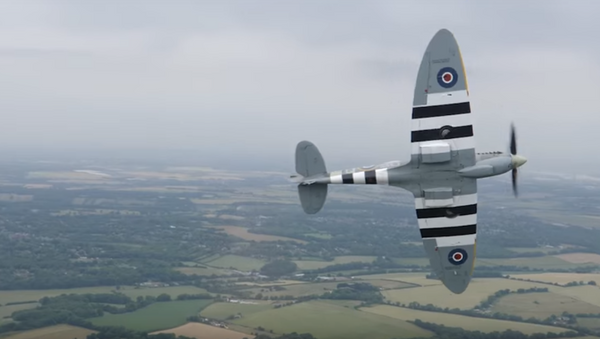 Un 'as' de la Luftwaffe nazi vuela en el avión más emblemático de la RAF británica (vídeo) - Sputnik Mundo