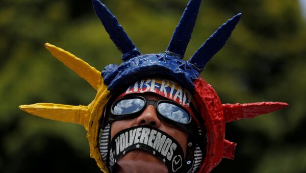 Un manifestante en Venezuela - Sputnik Mundo