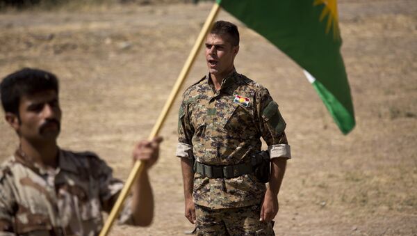 Comandante instruye a un nuevo recluta del Partido Democrático del Kurdistán Iraní en el norte de Irak (archivo) - Sputnik Mundo