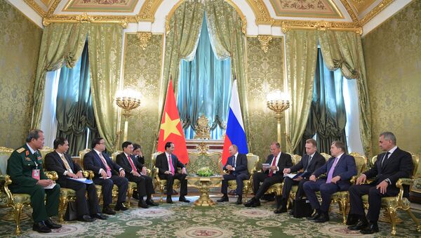 El presidente de Vietnam, Tran Dai Quang, y el presidente de Rusia, Vladímir Putin - Sputnik Mundo