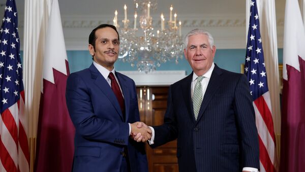 El emir de Catar, Mohammed bin Abdulrahman Thani, y el secretario de Estado de EEUU, Rex Tillerson - Sputnik Mundo