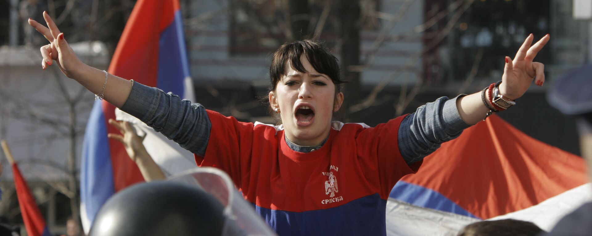Joven de la República Srpska durante protestas contra la declaración de independencia de Kosovo. Banja Luka, 21 de febrero de 2008. - Sputnik Mundo, 1920, 30.06.2017