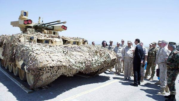 El presidente sirio Bashar Asad observa el vehículo de apoyo de fuego BMPT Ramka en la base aérea rusa Hmeymim, 27 de junio de 2017. - Sputnik Mundo