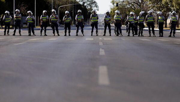 Policías brasileños durante las protestas en Brasilia - Sputnik Mundo