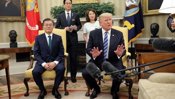 El presidente de EEUU, Donald Trump y el presidente surcoreano, Moon Jae-in - Sputnik Mundo
