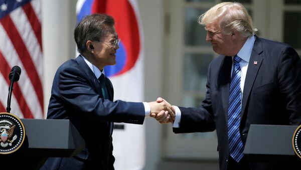 Presidente de Corea del Sur, Moon Jae-in, y presidente de EEUU Donald Trump - Sputnik Mundo