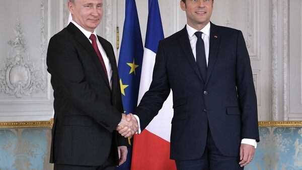 Vladímir Putin, presidente de Rusia, y su homólogo francés, Emmanuel Macron (archivo) - Sputnik Mundo