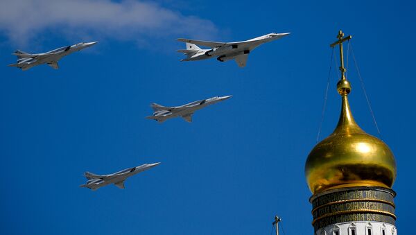 Los bombarderos rusos Tu-160 y Tu-22M3 durante el ensayo del desfile militar en Moscú, Rusia - Sputnik Mundo