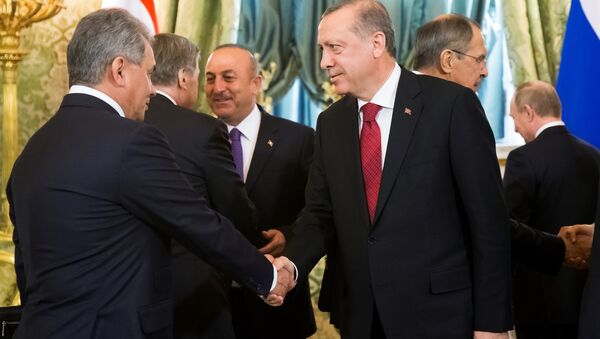 El presidente turco, Recep Tayyip Erdogan, y el titular ruso de Defensa, Serguéi Shoigú - Sputnik Mundo