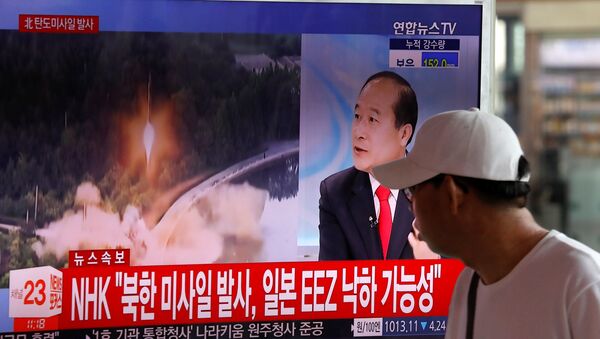 Un reportaje surcoreano sobre el lanzamiento de un misil balístico por Corea del Norte (archivo) - Sputnik Mundo
