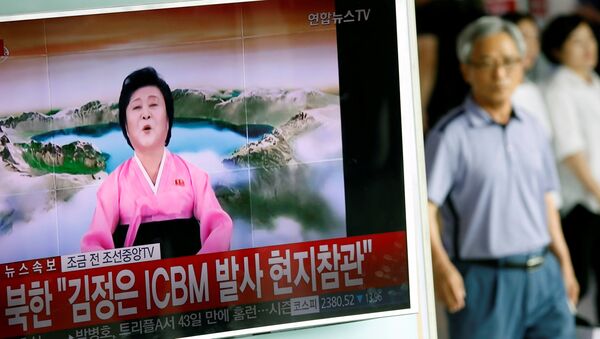 Un reportaje sobre el exitoso lanzamiento de un misil balístico por Corea del Norte - Sputnik Mundo