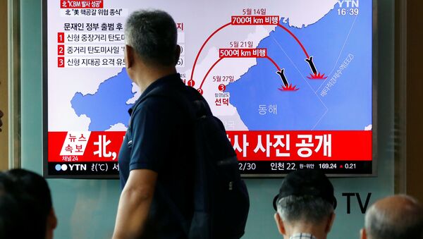 Un reportaje sobre el exitoso lanzamiento de un misil balístico por Corea del Norte (Archivo) - Sputnik Mundo