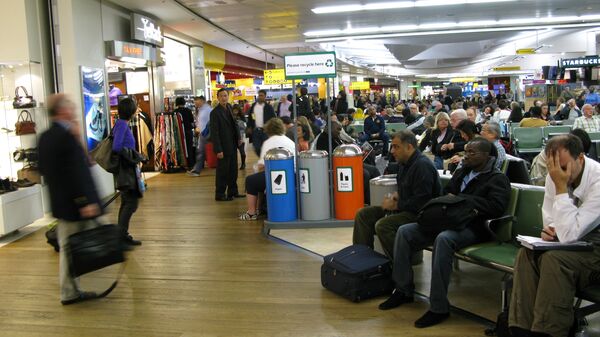 Los pasajeros esperan en un termilal del aeropuerto Heathrow, Londres (archivo) - Sputnik Mundo