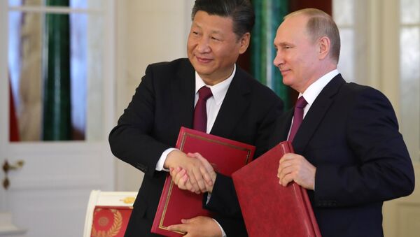 El presidente de Rusia, Vladímir Putin con su homólogo chino, Xi Jinping - Sputnik Mundo