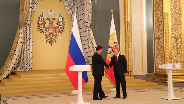 El presidente de Rusia, Vladímir Putin con su homólogo chino, Xi Jinping - Sputnik Mundo