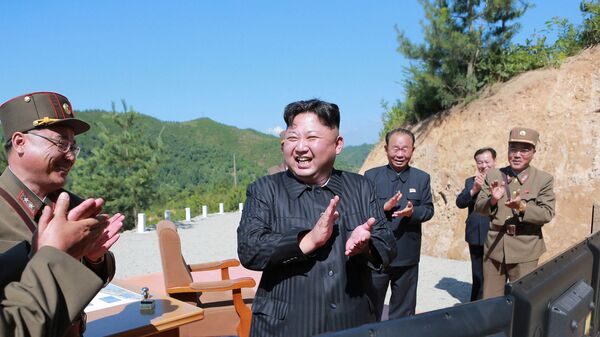 Kim Jong-un, líder de Corea del Norte, tras el lanzamiento de prueba del misil Hwasong-14 (archivo) - Sputnik Mundo