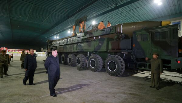 Kim Jong-un durante la inspección del misil intercontinental Hwasong-14 - Sputnik Mundo