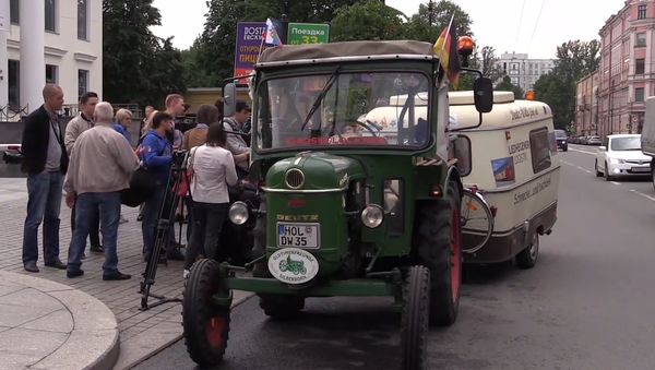 El increíble viaje a Rusia de un tractorista alemán de 81 años - Sputnik Mundo