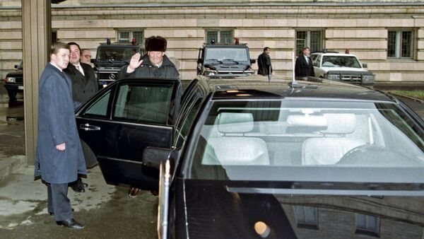 Borís Yeltsin monta su auto Mercedes-Benz S-Class Pullman W140, 22 de noviembre de 1999. - Sputnik Mundo