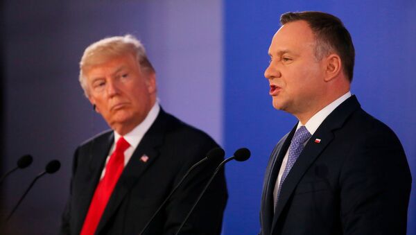 El presidente de Polonia Andrzej Duda y el presidente de EEUU, Donald Trump - Sputnik Mundo